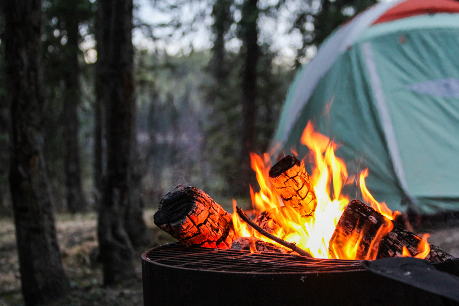 feu de camp près d'une tente camping landes 