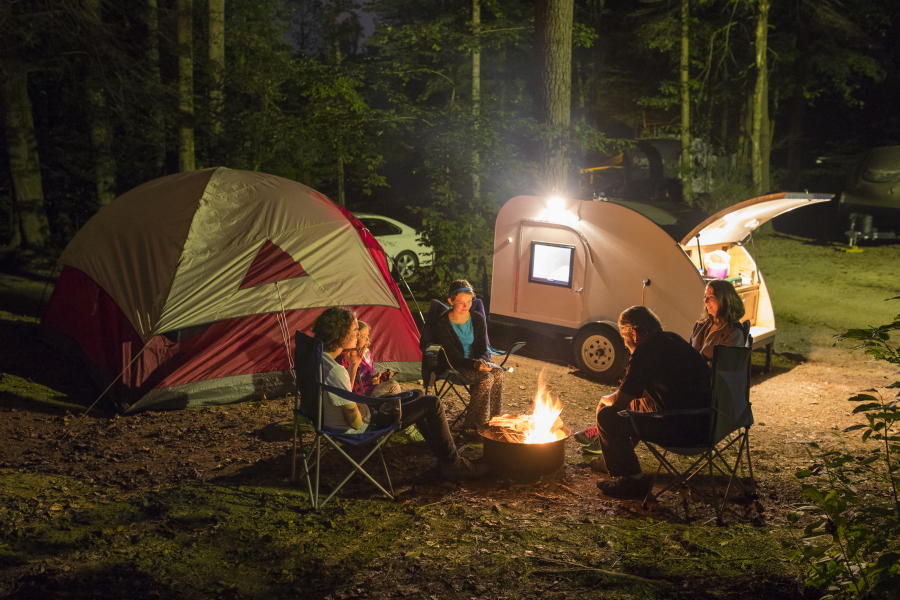 feu de camp près d'une tente camping landes 